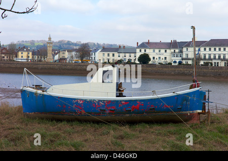 Bateau sur la terre ferme par River Taw, Barnstaple, Devon, UK Banque D'Images