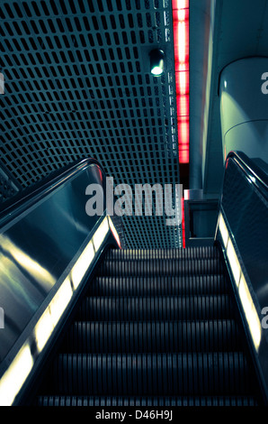 Escalator illuminé dans la station de métro de los angeles Banque D'Images
