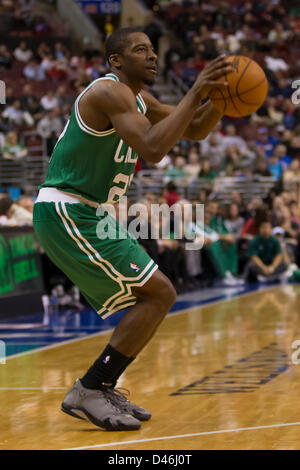 5 mars 2013 : Boston Celtics shooting guard Jordan Crawford (27) aligne son tir au cours de la NBA match entre les Boston Celtics et les Philadelphia 76ers au Wells Fargo Center de Philadelphie, Pennsylvanie. Les Boston Celtics battre les Philadelphia 76ers, 109-101. Banque D'Images