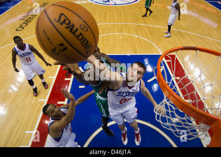 5 mars 2013 : Centre de Boston Celtics Kevin Garnett (5) monte pour la tourné comme des Philadelphia 76ers center Spencer HAWES (00) tente de le bloquer avec petit ailier Evan Turner (12) derrière eux au cours de la NBA match entre les Boston Celtics et les Philadelphia 76ers au Wells Fargo Center de Philadelphie, Pennsylvanie. Les Boston Celtics battre les Philadelphia 76ers, 109-101. Banque D'Images