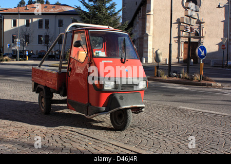 Les trois camions de ferme à roues : Piaggio Ape 50 cross country Banque D'Images