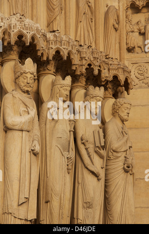 Gothique français. Statues sur la façade ouest de la Cathédrale Notre Dame représentant un roi, de la Reine de Saba, le roi Salomon et Saint Pierre. Paris, France. Banque D'Images