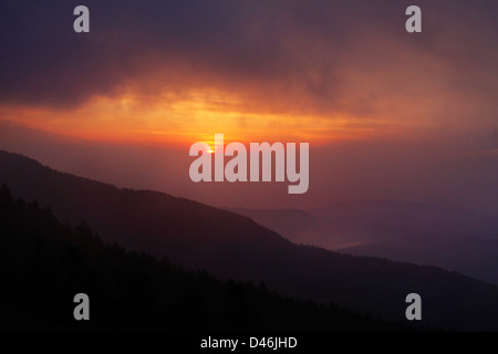 Un coucher de soleil colorés sur les Blue Ridge Mountains à l'ouest de la Caroline du Nord. Banque D'Images