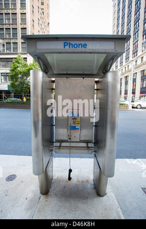 Téléphone public / payphone stand avec un combiné de suspension Banque D'Images