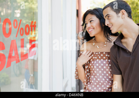 Hispanic-Latino Couple bénéficiant d'un style de Shopping à New York Banque D'Images