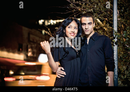 Un jeune couple à la mode et glamour sur une nuit Banque D'Images