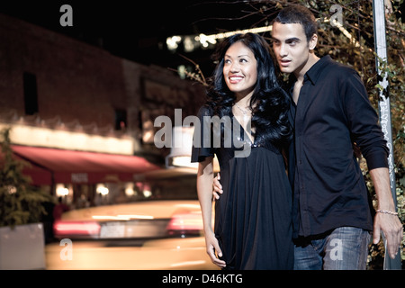 Jeune couple sur une date Banque D'Images