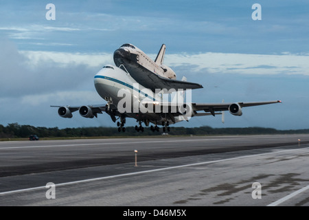 Endeavour transportait par SCA sur KSC (jsc2012E216108) Banque D'Images