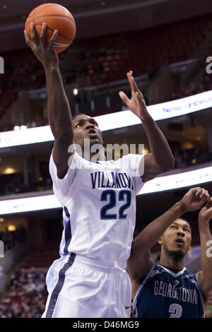 6 mars 2013 : Villanova Wildcats avant JayVaughn Pinkston (22) monte pour le coup avec Georgetown Hoyas center Mikael Hopkins (3) le garder pendant le match de basket-ball de NCAA entre le # 5 et le Georgetown Hoyas Wildcats Villanova au Wells Fargo Center de Philadelphie, Pennsylvanie. Banque D'Images