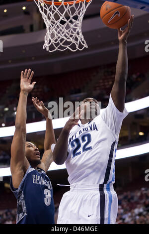 6 mars 2013 : Villanova Wildcats avant JayVaughn Pinkston (22) met en place le coup avec Georgetown Hoyas center Mikael Hopkins (3) le garder pendant le match de basket-ball de NCAA entre le # 5 et le Georgetown Hoyas Wildcats Villanova au Wells Fargo Center de Philadelphie, Pennsylvanie. Banque D'Images