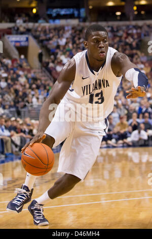 6 mars 2013 : Villanova Wildcats avant Mouphtaou Yarou (13) dribble la balle sur son chemin vers le panier de basket-ball de NCAA durant la match entre la # 5 Georgetown Hoyas et les Wildcats de Villanova au Wells Fargo Center de Philadelphie, Pennsylvanie. Banque D'Images