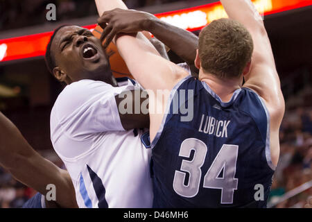 6 mars 2013 : Villanova Wildcats avant JayVaughn Pinkston (22) obtient son tir frappé en Georgetown Hoyas Avant Nate Lubick (34) au cours de la jeu de basket-ball de NCAA entre le # 5 et le Georgetown Hoyas Wildcats Villanova au Wells Fargo Center de Philadelphie, Pennsylvanie. Banque D'Images