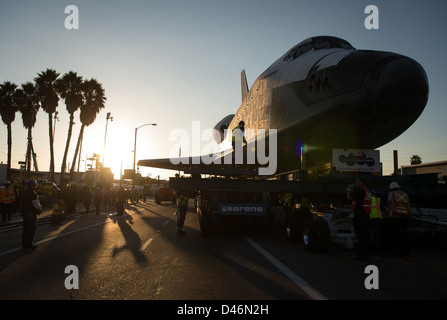 La navette spatiale Endeavour est transportée à travers la Californie sur un Over Land transporter (OLT) pour être exposée au California Science Center à Los Angeles. L'événement marque le dernier voyage de la navette après son retrait du service. Banque D'Images