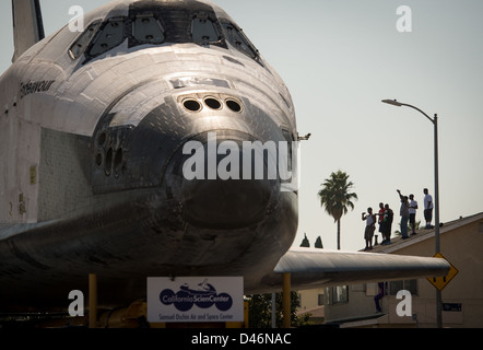 La navette spatiale Endeavour a été déplacée à Los Angeles dans le cadre de son dernier voyage vers le California Science Center. Le déménagement historique a été documenté par la NASA et a attiré de grandes foules de spectateurs. Banque D'Images