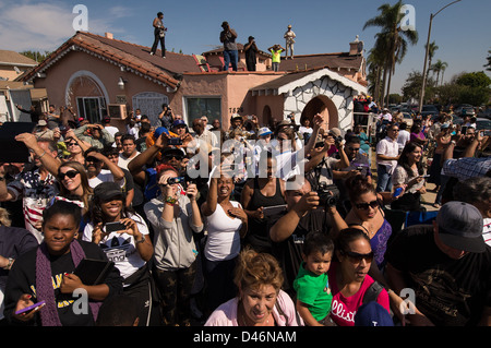 La navette spatiale Endeavour traverse Los Angeles en direction du California Science Center. La navette a été transportée dans les rues et a été observée par les spectateurs le long de la route. Le déménagement a eu lieu en 2012. Banque D'Images
