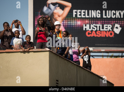 La navette spatiale Endeavour a été déplacée à travers Los Angeles, en Californie, pour se rendre à son exposition permanente au California Science Center. Le public a été témoin du transport historique de ce vaisseau spatial emblématique à travers la ville. Banque D'Images
