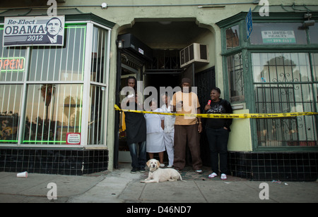 La navette spatiale Endeavour de la NASA est déplacée du California Science Center à son lieu d'exposition permanent. La navette, qui faisait autrefois partie du programme de navettes spatiales de la NASA, est maintenant exposée au public. Banque D'Images