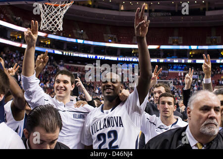 6 mars 2013 : Villanova Wildcats avant JayVaughn Pinkston (22) célèbre la victoire avec ses coéquipiers à la suite du jeu de basket-ball de NCAA entre le # 5 et le Georgetown Hoyas Wildcats Villanova au Wells Fargo Center de Philadelphie, Pennsylvanie. Les Wildcats de Villanova battre le Georgetown Hoyas, 67-57. Banque D'Images