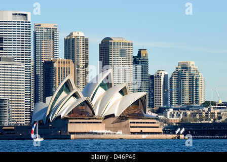 L'Opéra de Sydney avec le port de Sydney (Sydney Harbour) à l'avant et gratte-ciel derrière Banque D'Images