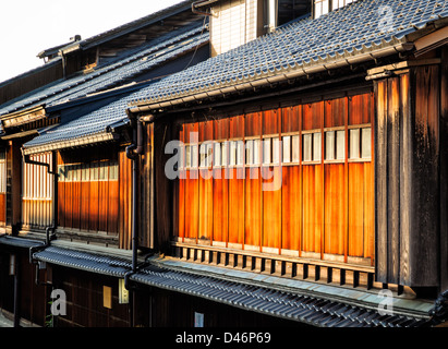 Les étages supérieurs de l'ère Edo en bois traditionnels ('samurai') maisons à Kanazawa, Japon reflètent le soleil du soir. Banque D'Images