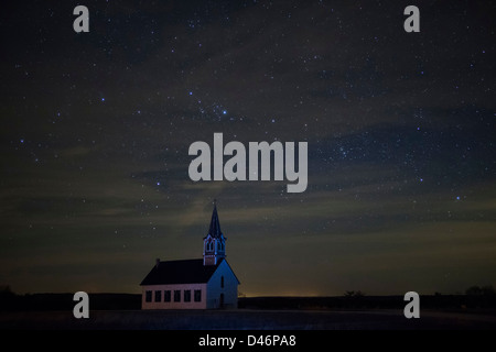 La photographie de nuit d'une vieille église de campagne avec la vue de la Voie lactée dans le ciel, East Texas Banque D'Images