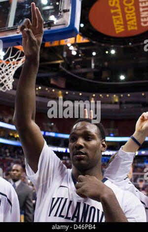 6 mars 2013 : Villanova Wildcats avant JayVaughn Pinkston (22) célèbre la victoire avec ses coéquipiers à la suite du jeu de basket-ball de NCAA entre le # 5 et le Georgetown Hoyas Wildcats Villanova au Wells Fargo Center de Philadelphie, Pennsylvanie. Les Wildcats de Villanova battre le Georgetown Hoyas, 67-57. Banque D'Images