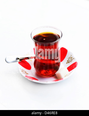 Du thé turc (cay), servi en verre en forme de tulipe. Banque D'Images