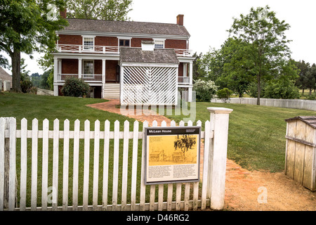 Un signe du National Park Service décrit la maison près de Appomattox historique McLean, Virginia, USA, où la guerre civile a officiellement pris fin en 1865. Banque D'Images