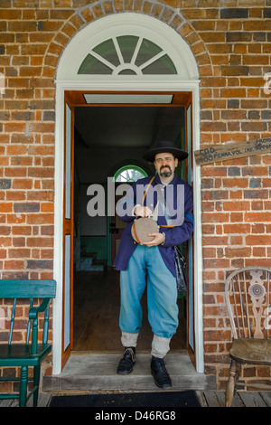 Un guide touristique de désinvolture vêtue comme une guerre civile américaine soldat de l'Union accueille les visiteurs à Appomattox Court House National Historical Park en Virginie, aux États-Unis. Banque D'Images