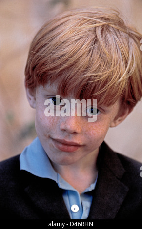 Un jeune à tête rouge face à face rousseur garçon suédois se concentre son gros yeux sombres sur l'appareil photo pour un portrait non officiel. Banque D'Images