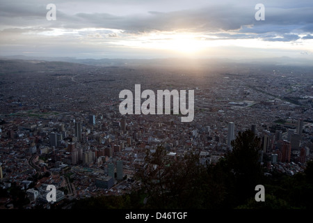 Le soleil se couche au dessus de Bogota, la capitale, et la plus grande ville de Colombie. Vue panoramique à partir de Cerro Montserrate. Banque D'Images