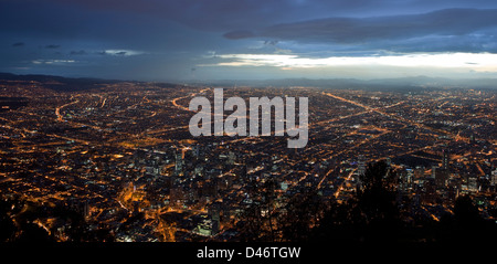 Le soleil se couche au dessus de Bogota, la capitale, et la plus grande ville de Colombie. Vue panoramique à partir de Cerro Montserrate. Banque D'Images