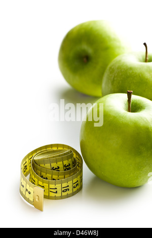 Pomme verte et ruban à mesurer sur fond blanc Banque D'Images