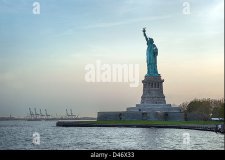 La Statue de la liberté sur Liberty Island avant le coucher du soleil. Banque D'Images