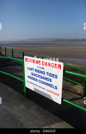 Panneau d'avertissement à Arnside sur la baie de Morecambe, avertissement de la progression rapide des marées et des sables mouvants Banque D'Images