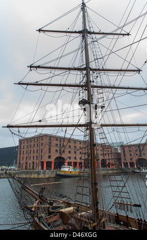 Un voilier à côté de l'Albert Dock de Liverpool Banque D'Images