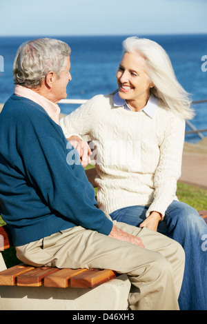 Senior Couple Sitting on Bench Par Mer Banque D'Images