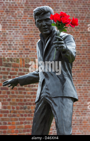 Fleurs placées sur la statue de Billy Fury dans l'Albert Dock, Liverpool à l'anniversaire de sa naissance Banque D'Images