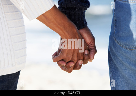 Close Up of Senior Couple Holding Hands On Beach Banque D'Images