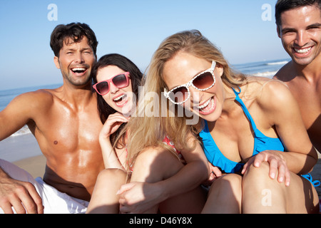 Groupe d'amis, profiter de vacances de plage Banque D'Images