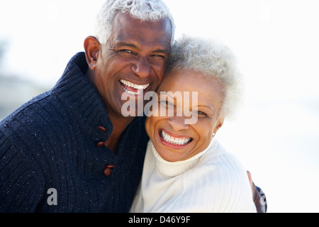 Romantic Senior Couple Hugging On Beach Banque D'Images