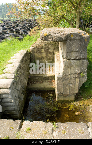 Bunker allemand Première Guerre mondiale à la ferme de la Tamise sur ancienne voie ferrée sur la route vers de Passchendaele Zonnebeke en Flandre Banque D'Images