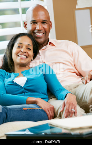 Portrait de Couple Sitting on Sofa Together Banque D'Images