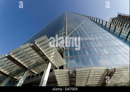 Image grand-angle à l'Écharde de directement à partir de son entrée principale à côté du pont de Londres Staton Banque D'Images