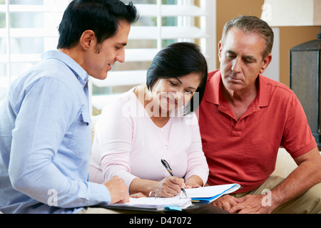 Financial Advisor Talking to Senior Couple At Home Banque D'Images