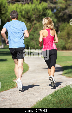 Senior Couple Exercising In Park Banque D'Images