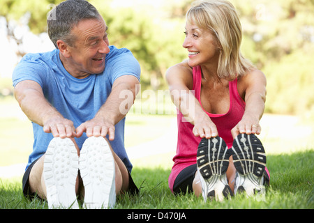 Senior Couple Exercising In Park Banque D'Images