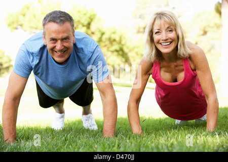 Senior Couple Exercising In Park Banque D'Images