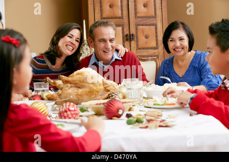 Multi Generation Family Celebrating avec repas de Noël Banque D'Images