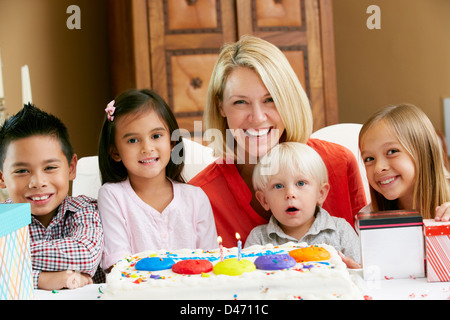 Célébrer l'anniversaire de la mère de l'enfant avec des amis Banque D'Images